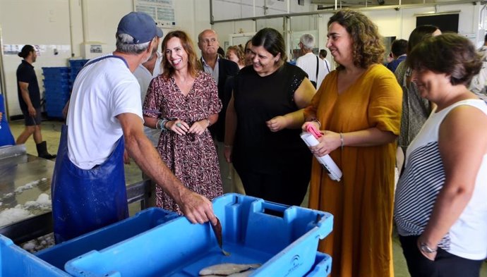 La consejera de Fomento, Articulación del Territorio y Vivienda, Rocío Díaz, en una visita el puerto de Conil y su lonja.