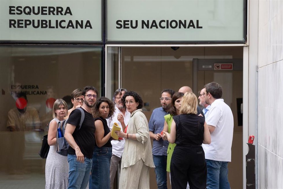 La secretaria general de ERC Marta Rovira (c), durante un descanso de la reunión, en la sede de ERC, a 20 de julio de 2024, en Barcelona, Catalunya (España). ERC se ha reunido hoy, 29 de julio, para valorar si cierra un preacuerdo con los socialistas pa