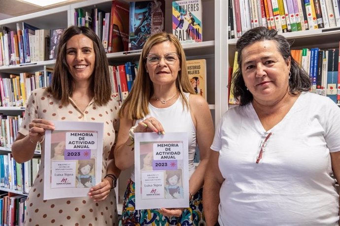 La directora del Instituto de la Mujer, Lourdes Luna,informa de las actividades de la Biblioteca y Centro de Documentación Luisa Sigea.