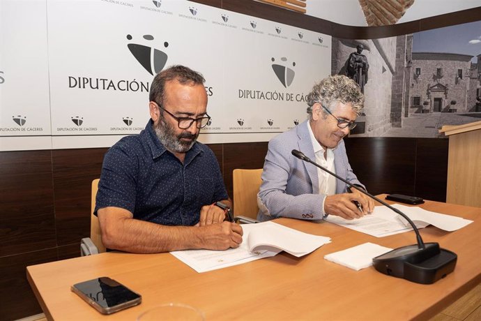 El presidente de la Diputación de Cáceres, Miguel Ángel Morales, y el presidente del Colegio de Veterinarios, Juan Antonio Vicente, firman un convenio de colaboración