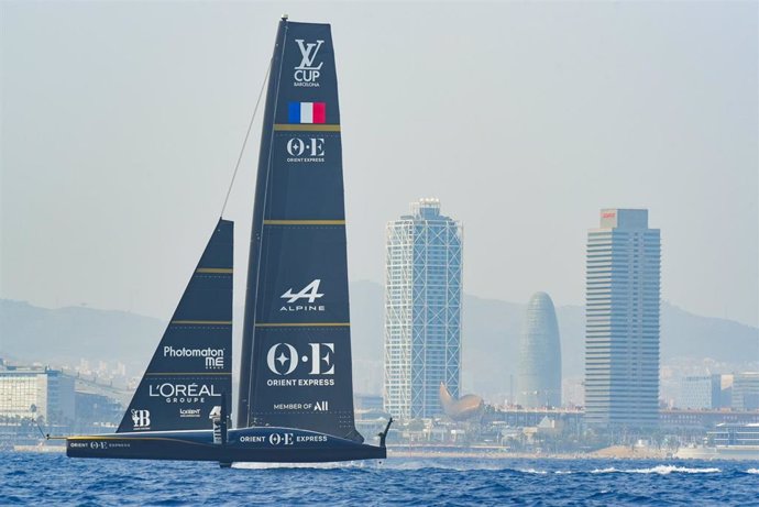 Un modelo de Veleros AC75 durante la primera jornada de la última regata preliminar de la Copa América, en el Port de Barcelona, a 22 de agosto de 2024, en Barcelona, Catalunya (España)