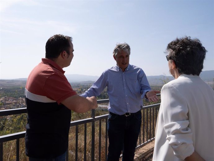 El consejero de Cultura, Turismo, Deporte y Juventud, José Luis Pérez Pastor, la directora general de Turismo, Virginia Borges, y el alcalde de Murillo de Río Leza, Sergio Chicote