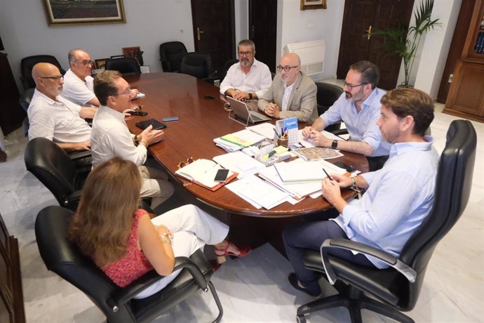 Reunión entre el Ayuntamiento de Cabra y la Junta sobre el incendio del helicóptero del 061 ocurrido el 10 de agosto.