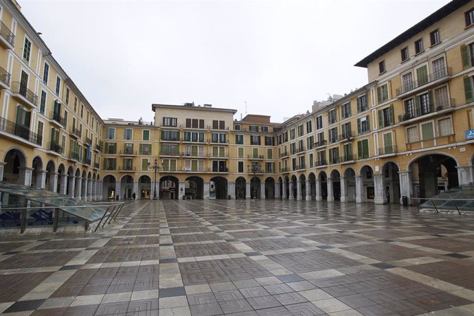 Archivo - La plaza Mayor de Palma, vacía durante el confinamiento de 2020.