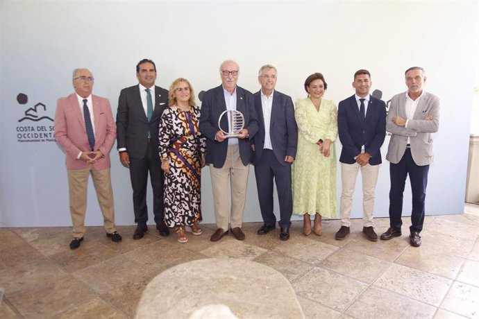 El exseleccionador nacional de fútbol, Vicente del Bosque, ha recibido la primera Medalla de Honor de la Costa del Sol que otorga la Mancomunidad de Municipios de la comarca occidental malagueña.