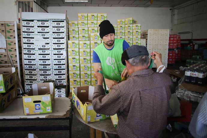 Archivo - Voluntarios atienden a las personas que vienen a buscar comida en el almacén del Banco de Alimentos de Lugo, a 2 de mayo de 2023, en Lugo, Galicia (España). 