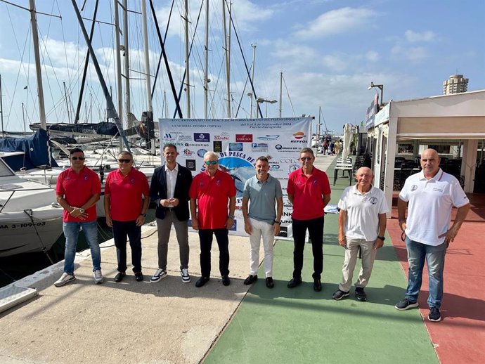 El vicepresidente y diputado provincial de Deportes, Juan Rosas; el edil de Deportes, Julio Rodríguez; el presidente de la Asociación de Pesca de Altura Ciudad de Fuengirola, Plácido Antequera; y el vicepresidente del Club Náutico, Juan Manuel Pino.