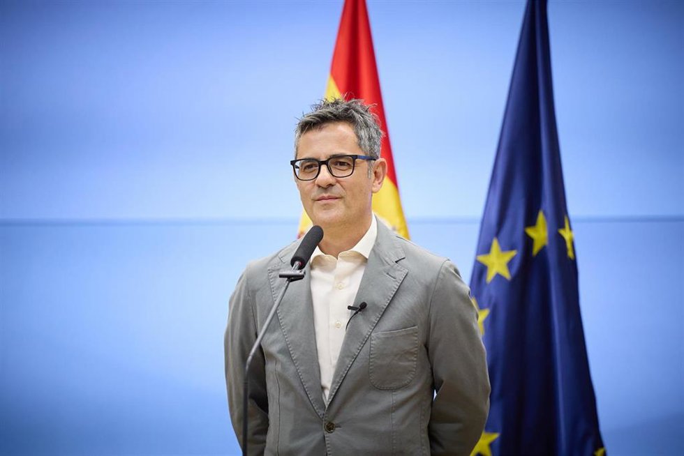 El ministro de la Presidencia, Justicia y Relaciones con las Cortes, Félix Bolaños, ofrece declaraciones a los medios tras su reunión con el presidente del Consejo General del Notariado, en el Palacio de Sonora, a 28 de agosto de 2024, en Madrid (España