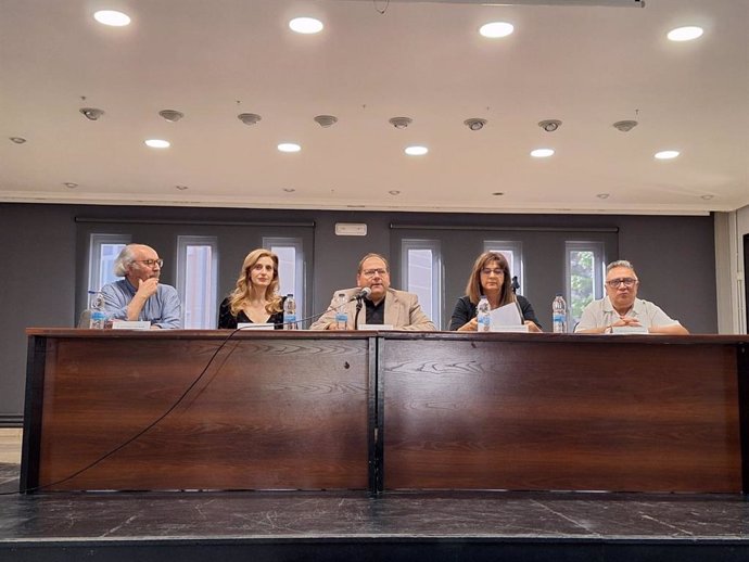 El poeta Antonio Colinas, en el extremo izquierdo de la mesa, junto a la viceconsejera de Acción Cultural, Mar Sancho, y el resto de ponentes participantes en la inauguración del curso.