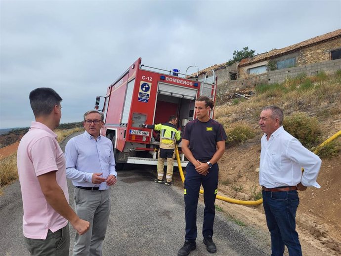 El presidemte de la DPT, Joaquín Juste, ha visitado Libros, una localidad a la que los bomberos están suministrando agua.