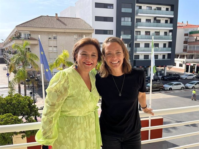 La alcaldesa de Torremolinos, Margarita del Cid, junto con la periodista María Casado, que pregonará las Fiestas de San Miguel de Torremolinos