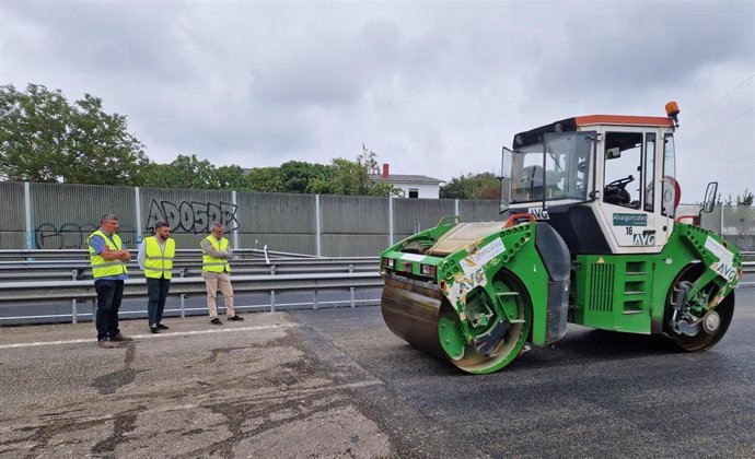 El viceconsejero de Infraestructuras del Principado de Asturias, Jorge García, visita los trabajos extraordinarios de conservación que se están llevando a cabo en la autovía AS-II.