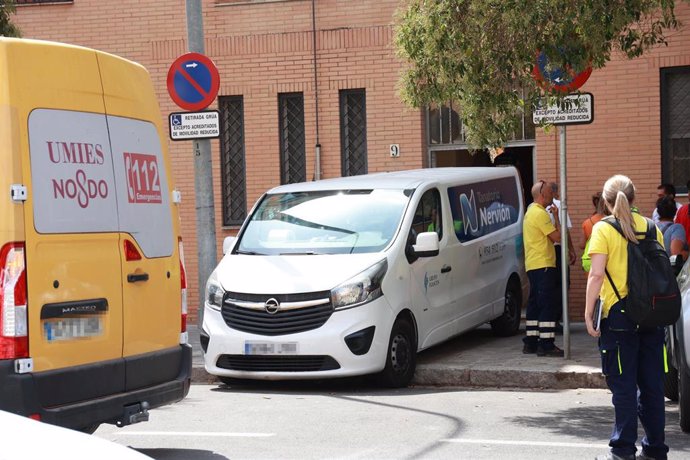 Los servicios fúnebres intervienen en la muerte de una mujer en Pino Montano, supuestamente a manos de su pareja. A 28 de agosto de 2024, en Sevilla (Andalucía, España). 