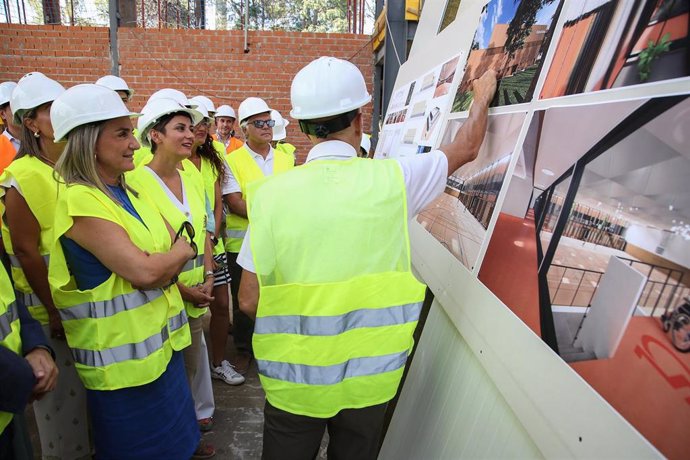 La ministra de Vivienda y Agenda urbana, Isabel Rodríguez, junto a la delegada del Gobierno en Castilla-La Mancha, Milagros Tolón.