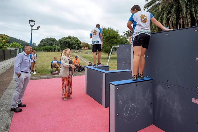 La consejera de Presidencia, Justicia, Seguridad y Simplificación Administrativa, Isabel Urrutia, inaugura la nueva pista de parkour.