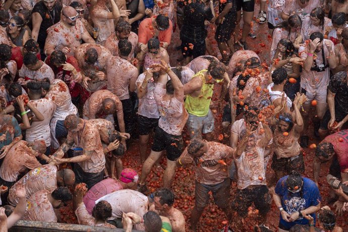 Decenas de personas durante la Tomatina de Buñol 2024, a 28 de agosto de 2024, en Buñol, Valencia.