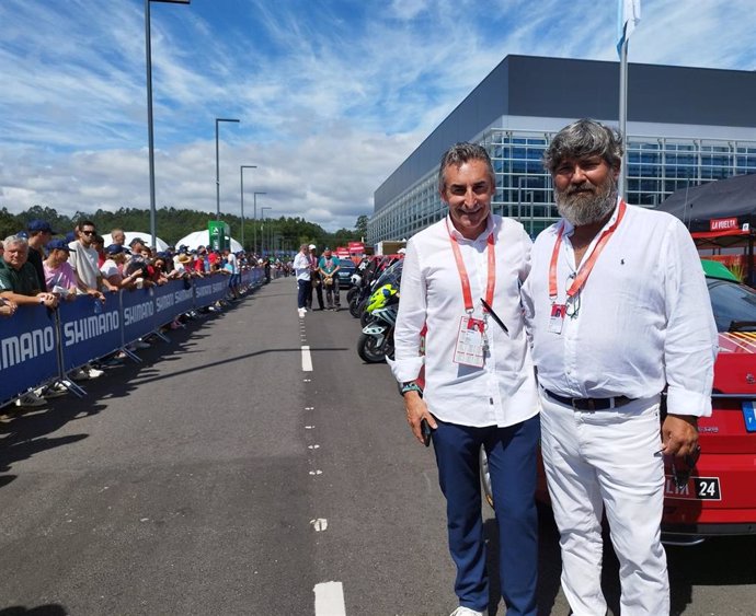 Bestard, junto al director técnico de la Vuelta a España, Fernando Escartín.