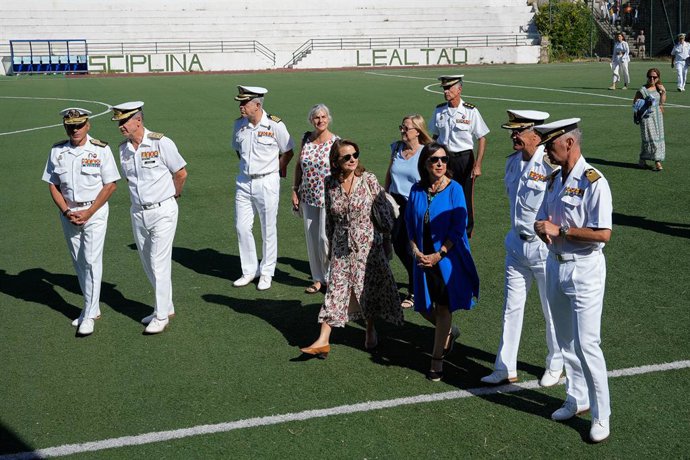 La ministra de Defensa, Margarita Robles (3d), durante su visita a la Escuela Naval de Marín, a 28 de agosto de 2024, en Marín, Pontevedra, Galicia (España). 