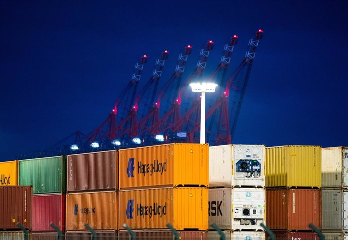 Archivo - FILED - 03 November 2023, Hamburg: Containers stand in the port on the site of a container terminal. German exports decline in the first quarter of 2024. 