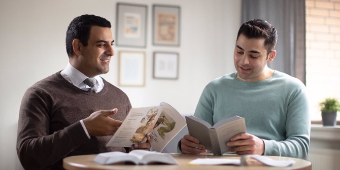 Dos hombres hablan sobre la Biblia.