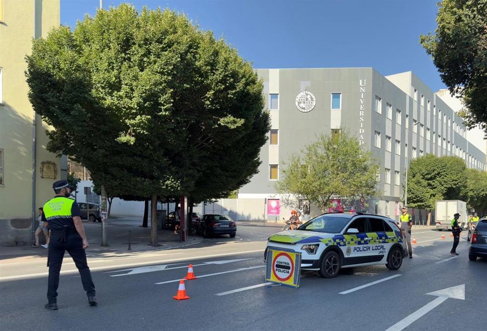 Un control de la Policía Local de Jaén en la campaña especial sobre alcohol y drogas.