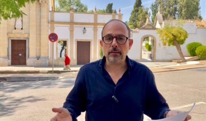 El parlamentario andaluz del PSOE por Córdoba Antonio Ruiz, ante el Cementerio de la Salud.