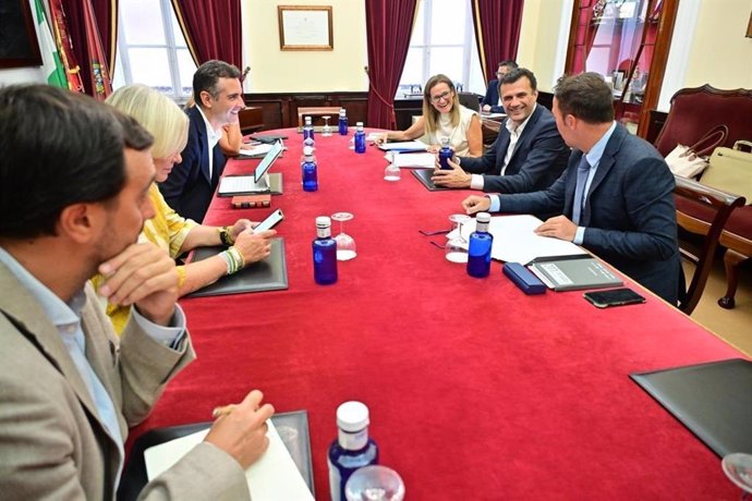 El consejero de Agricultura, Pesca, Agua y Desarrollo Rural, Ramón Fernández-Pacheco, en una reunión de trabajo con el alcalde de Cádiz, Bruno García, y miembros de su Gobierno local.