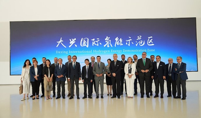 Foto de familia tras el acuerdo suscrito en Pekín entre Hygreen Energy y Coxabengoa, en el marco del viaje oficial del presidente de la Junta de Andalucía, Juanma Moreno, a China.