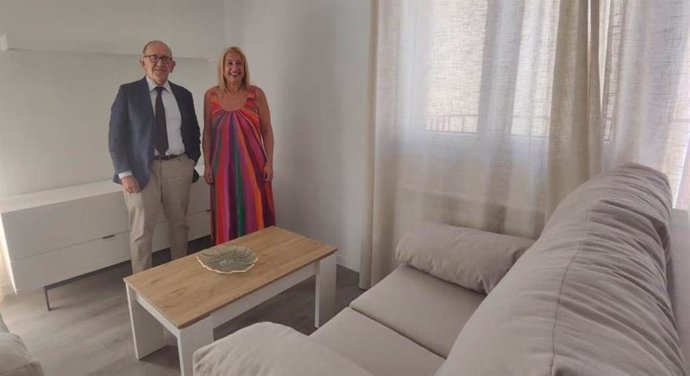 José Manuel Jiménez y Yolanda de Gregorio visitan la vivienda piloto en el edificio Camineros de Soria