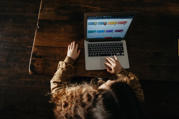 Latam.-Los menores usan apps de citas y comparten denudos, un hecho que no puede ignorarse en las estrategias de riesgos online