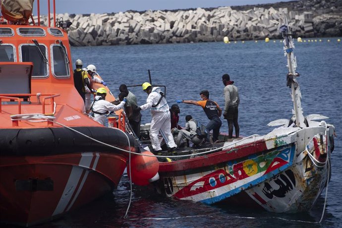 Un cayuco a su llegada al puerto de La Restinga, a 28 de agosto de 2024, en El Hierro, Canarias (España). 