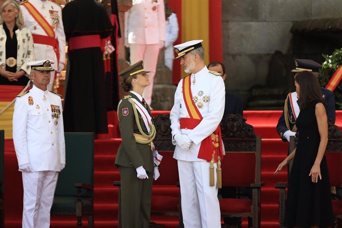 Archivo - La princesa Leonor (2i), y el Rey Felipe VI (c), conversan durante el acto de entrega de Reales Despachos a los nuevos oficiales de la Armada, a 16 de julio de 2024, en Marín, Pontevedra, Galicia (España). 