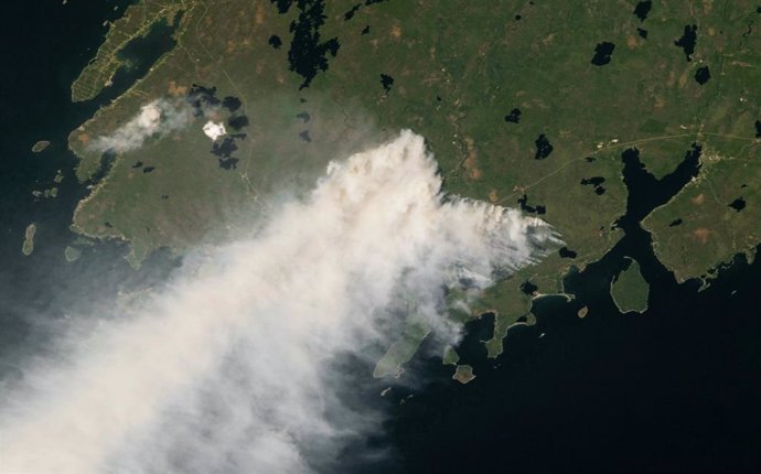 Un astronauta a bordo de la Estación Espacial Internacional fotografió el humo de los incendios forestales de Nueva Escocia elevándose sobre el Océano Atlántico en mayo de 2023.