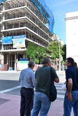 El alcalde de Cádiz, Bruno García, y la teniente de alcalde de Vivienda, Ana Sanjuán, visitan las obras de las promociones de viviendas municipales de García de Sola y Marqués de Coprani.