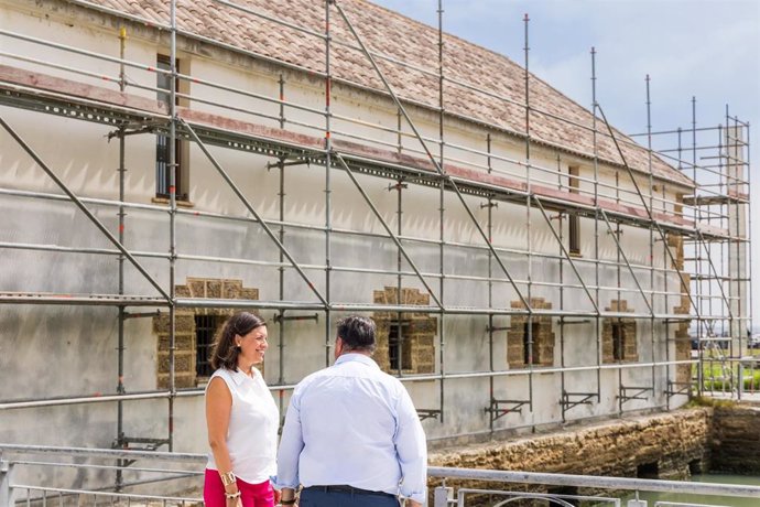 La alcaldesa de San Fernando, Patricia Cavada, junto al concejal de Infraestructura y Renovación Urbana, Javier Navarro, visitan los trabajos de restauración del Molino de Mareas del Zaporito