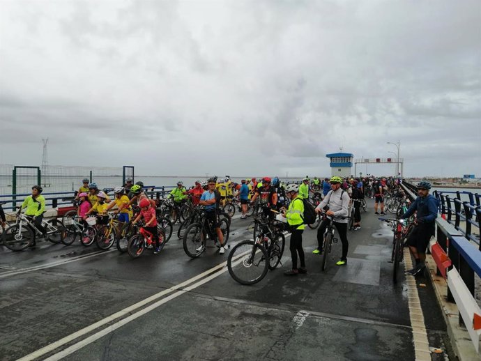 Archivo - 'Bicifestación' en Cádiz en septiembre de 2023 para exigir una vía ciclista y peatonal en el puente Carranza. ARCHIVO