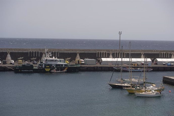 Llegada de un cayuco al puerto de La Restinga