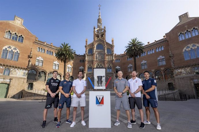 De izda a dcha: Peter Burling, Arnaud Psarofaghis, Ben Ainslie, Jimmy Spithill, Tom Slingsby y Quentin Delapierre posan junto al trofeo de ganador de la Copa América de vela