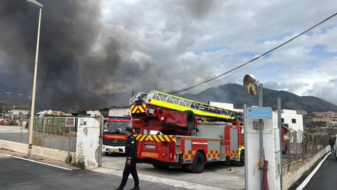 Archivo - Foto de archivo de Bomberos y Policía Local de Mijas actuando en un incendio.