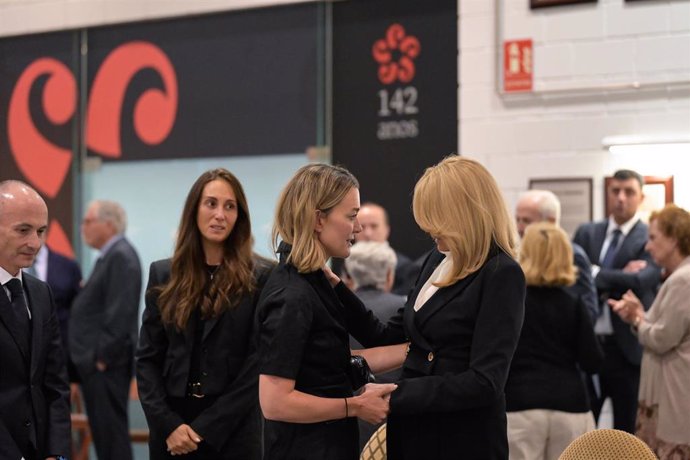 La presidenta de Inditex, Marta Ortega, le da el pésame a la mujer de Santiago Rey Fernández-Latorre durante su velatorio en el museo Santiago Rey Fernández-Latorre, a 28 de agosto de 2024, A Coruña, Galicia (España). Santiago Rey Fernández-Latorre (A Cor