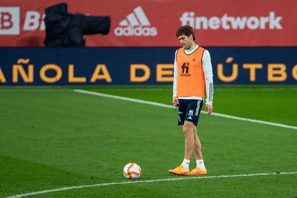 Archivo - Marcos Alonso in action during the Spain training session before a friendly match at RCD Stadium on March 25, 2022 in Barcelona, Spain.