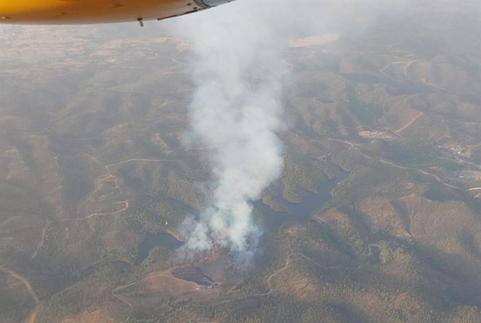 Toma aérea desde uno de los helicópteros del incendio declarado en Calañas.