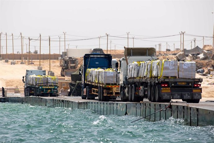 Archivo - Camiones cargados con ayuda humanitaria en el muelle temporal instalado por Estados Unidos en la Franja de Gaza