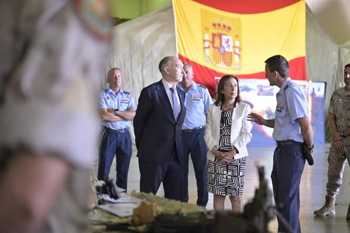 Archivo - La ministra de Defensa, Margarita Robles, en su visita a la Base Aérea de Zaragoza con motivo del tercer aniversario de la operación de evacuación de Afganistán