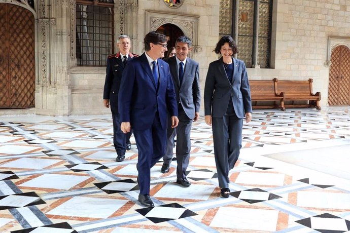 El presidente catalán, Salvador Illa, y la consellera de Interior, Núria Parlon, con el nuevo director general de los Mossos, Josep Lluís Trapero, en el Palau de la Generalitat