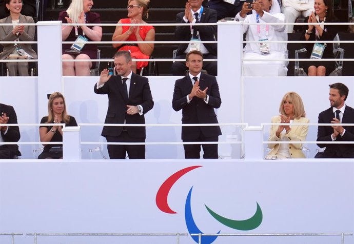 28 August 2024, France, Paris: President of France Emmanuel Macron, (centre right) and wife Brigitte Macron (right) with Andrew Parsons, President of the International Paralympics Committee during the opening ceremony of the Paris 2024 Olympic Games at th