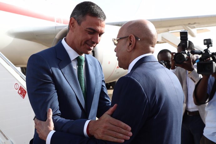 El presidente del Gobierno, Pedro Sánchez (i), y el presidente de Mauritania, Mohamed Uld Ghazuani (d), durante una reunión en el palacio presidencial, a 27 de agosto de 2024, en Nuakchot (Mauritania).