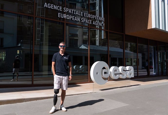 John McFall en el exterior de la sede de la Agencia Espacial Europea en París.