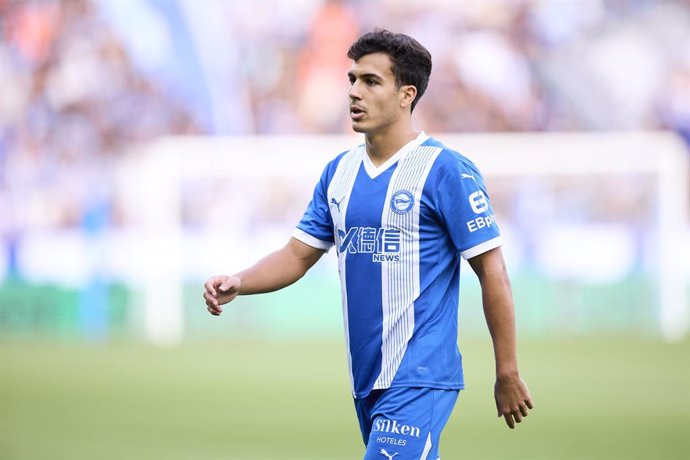 Manu Sanchez of Deportivo Alaves looks on during the LaLiga EA Sports match between Deportivo Alaves and Real Betis Balompie at Mendizorrotza Stadium on August 25, 2024, in Vitoria, Spain.