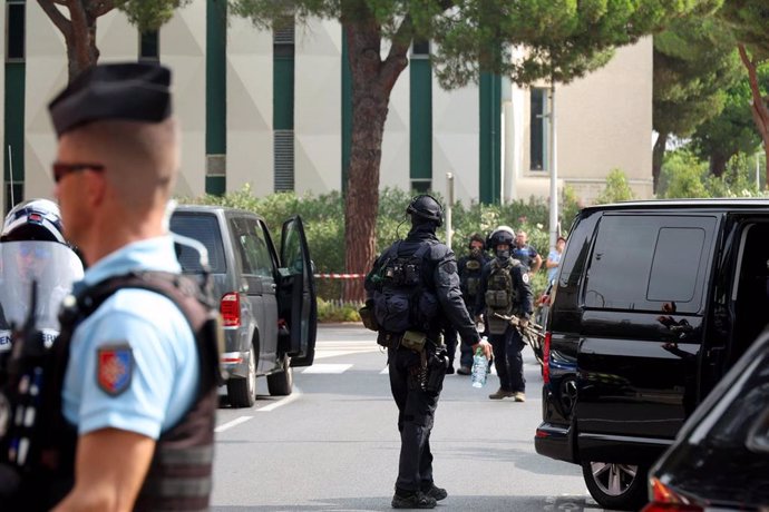 Las fuerzas de seguridad de Francia en las inmediaciones de una sinagoga tras un incendio deliberado en el sur del país